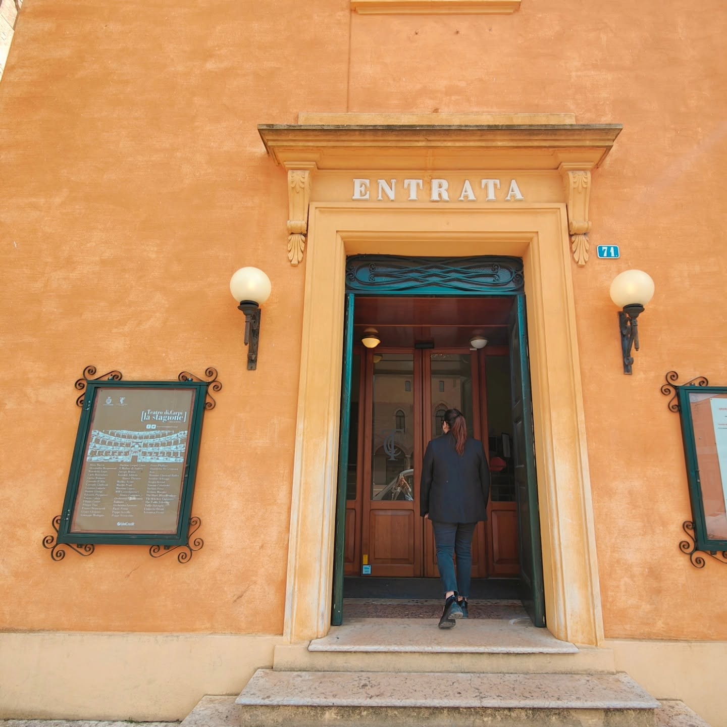 una donna si reca al  botteghino del teatro